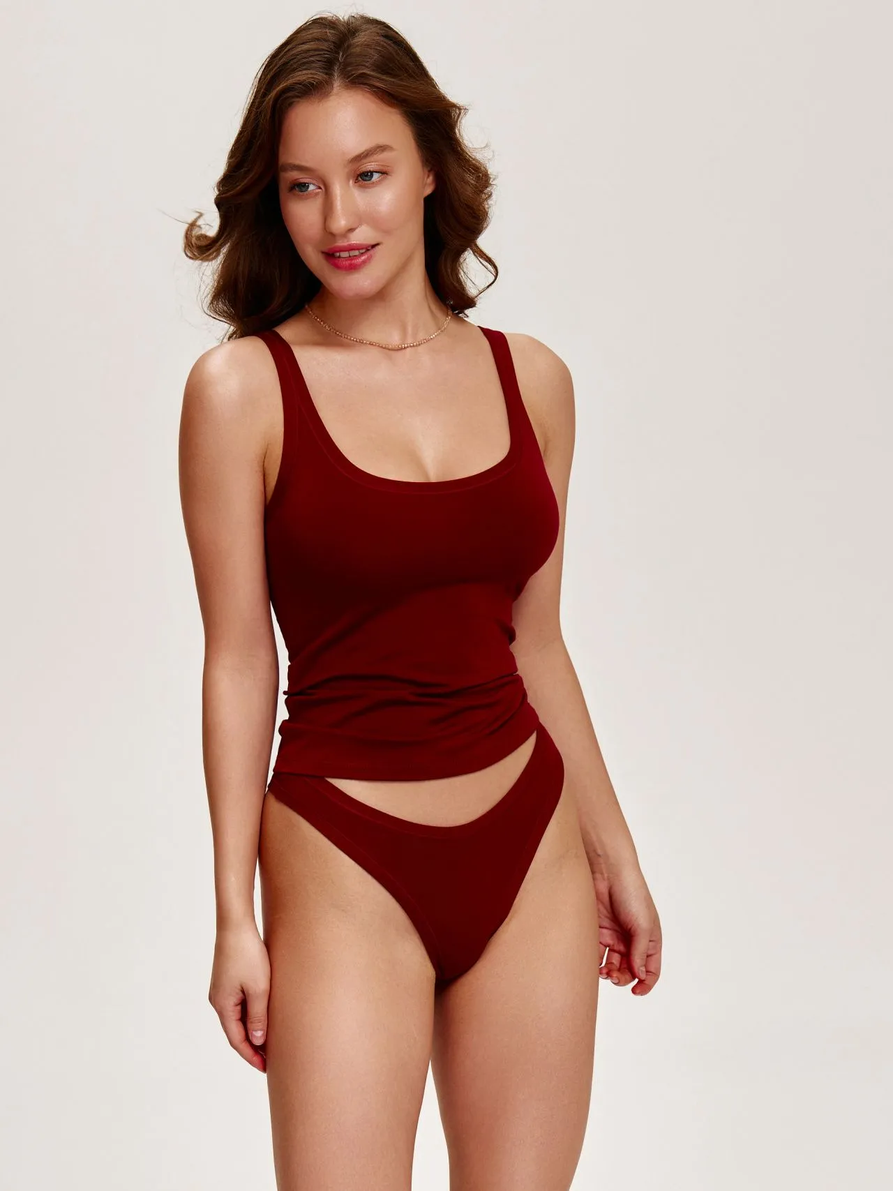 Майка с тонкими бретелями бордовый