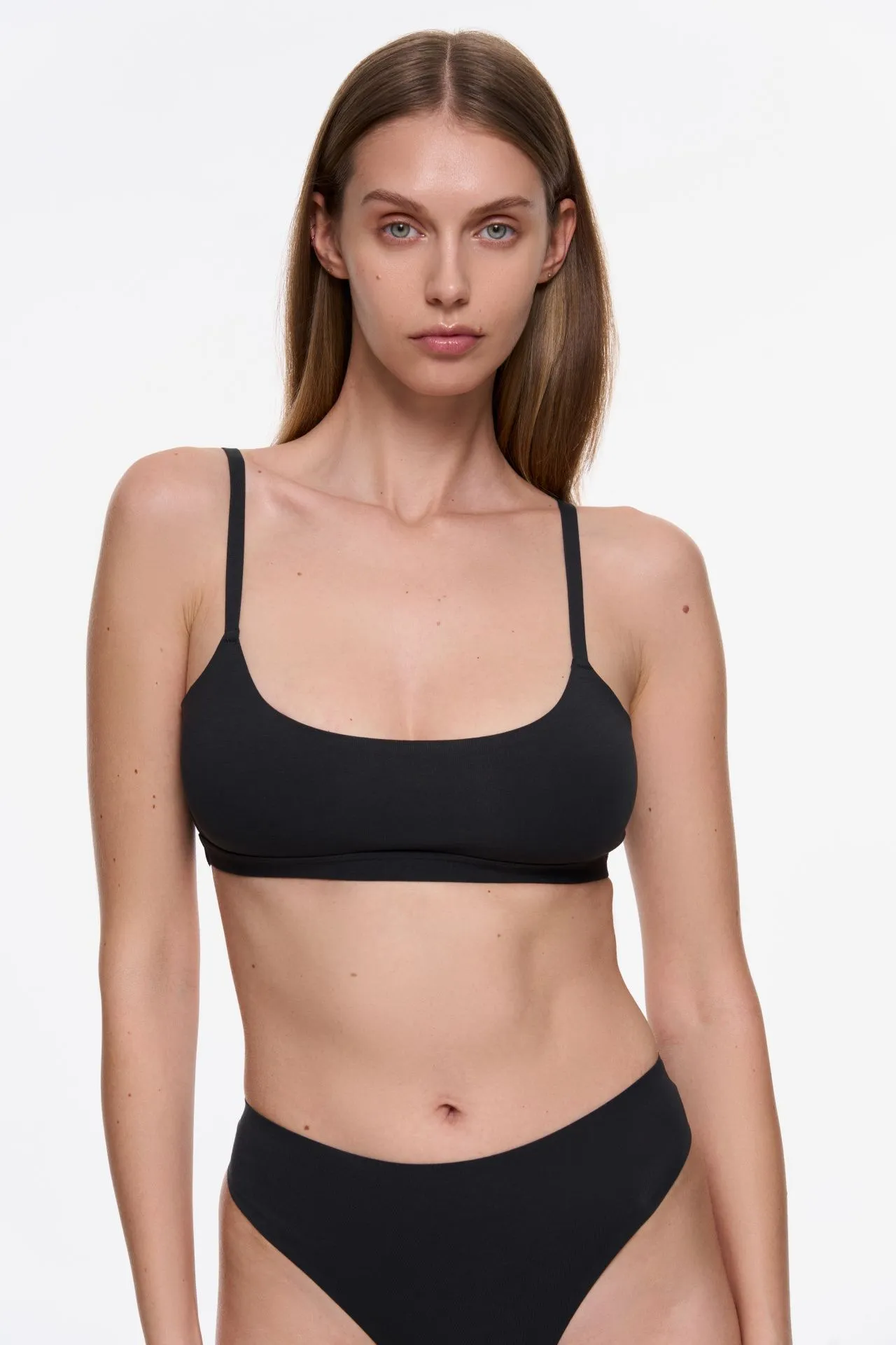 Топ женский на тонких регулируемых бретелях черный